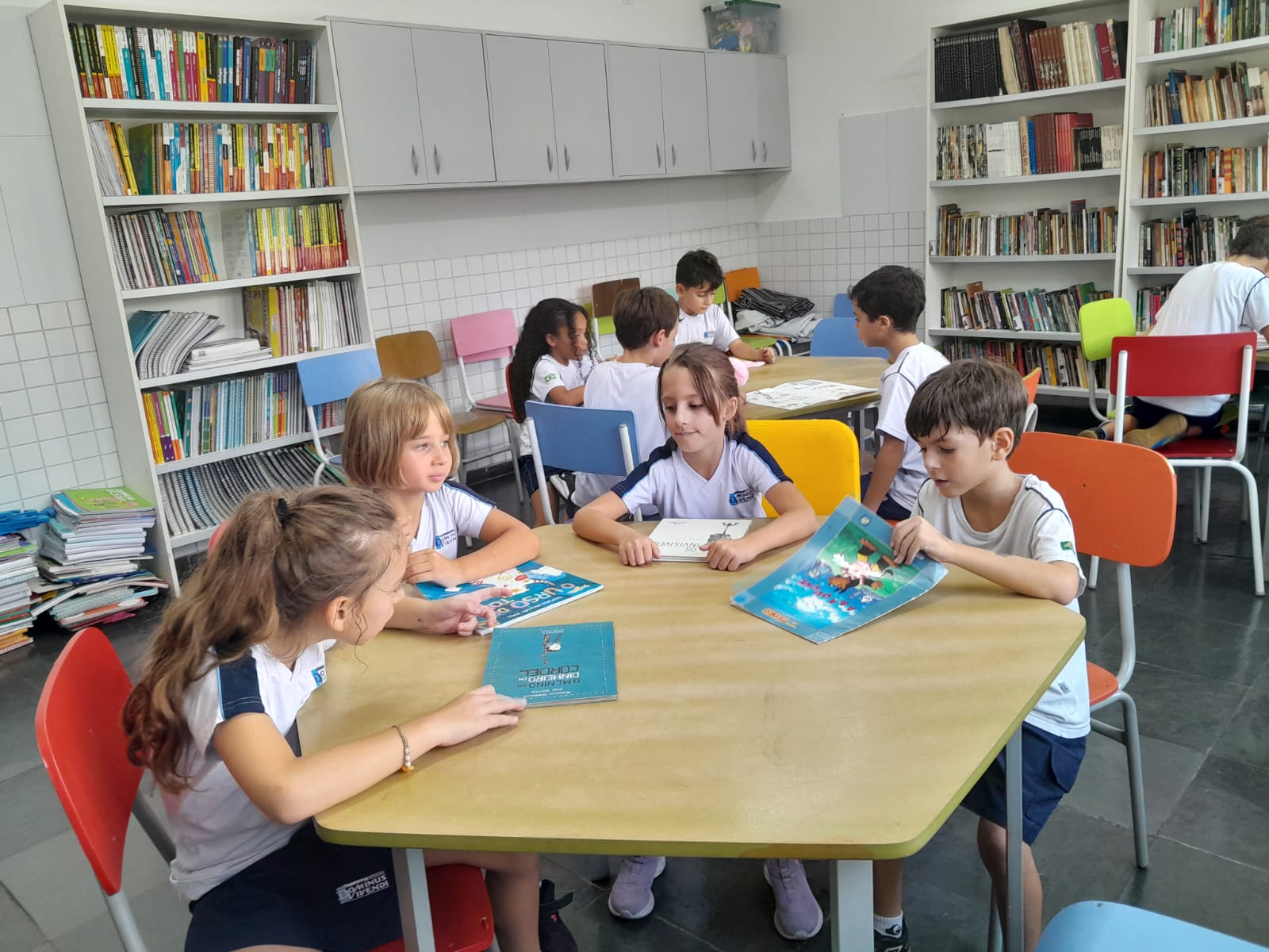 2º ano A conhecenco a biblioteca