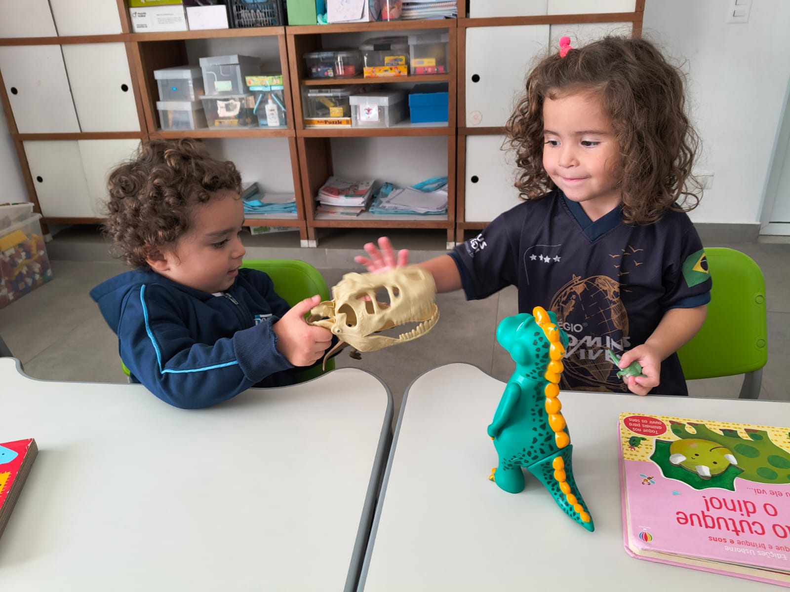 Infantil 4 A e B estudaram sobre a Era dos dinossauros